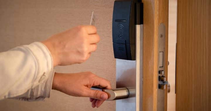 So öffnen Sie ein elektronisches Türschloss ohne Schlüssel