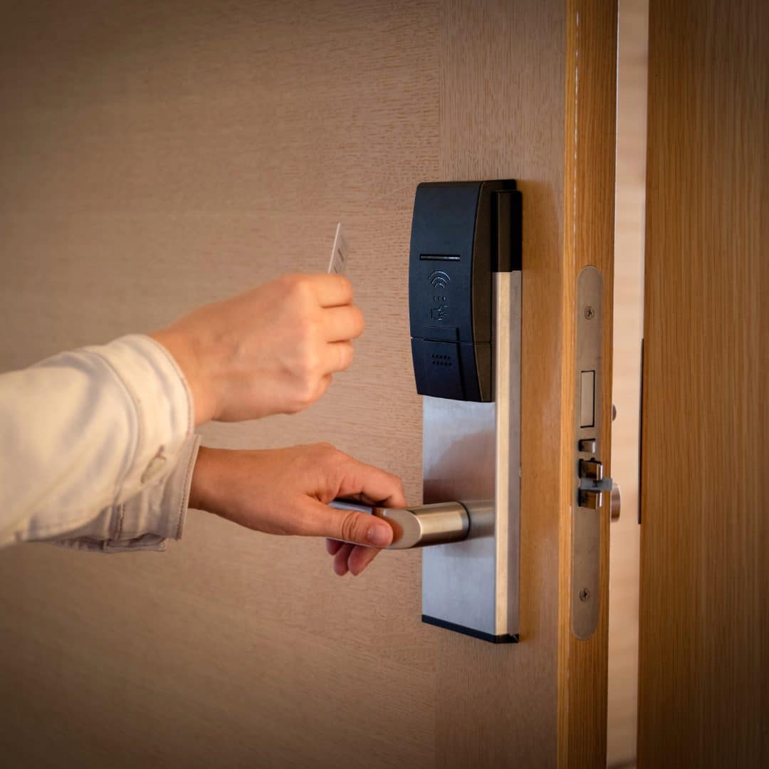 So öffnen Sie ein elektronisches Türschloss ohne Schlüssel