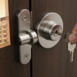 Wer in München vermietet, weiß: Mieter erwarten nicht nur warme Heizkörper und funktionierende Wasserhähne – sie erwarten Sicherheit. Ein stabiles Schloss, ein intaktes Haustürsystem und ein sicheres Gefühl in den eigenen vier Wänden gehören heute zur Grundausstattung einer guten Wohnung.